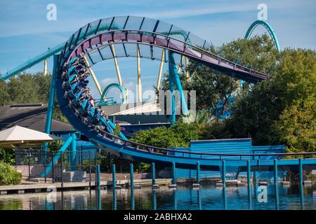 Orlando, Florida. November 22, 2019. Leute genießen Mako Achterbahn in Seaworld Stockfoto