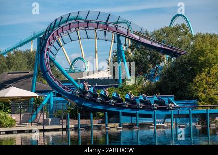 Orlando, Florida. November 22, 2019. Leute genießen Mako Achterbahn in Seaworld Stockfoto