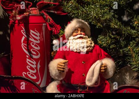 Orlando, Florida. November 22, 2019. Vintage Coca Cola Santa Claus in Seaworld Stockfoto