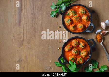 Würzige Hackfleischbällchen in Tomatensauce, eine typisch spanische und mexikanische Bar essen, so genannte albondigas Stockfoto