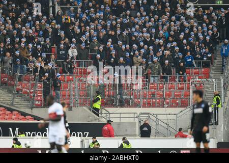 24 November 2019, Baden-Wuerttemberg, Stuttgart: 2. Fussball Bundesliga, VfB Stuttgart - Karlsruher SC 14. Spieltag, Mercedes-Benz Arena. Die Fans des Karlsruher SC sind im Fan block. Über 300 Fans aus dem Stadion von der Polizei, das ist der Grund, warum die fan Block nicht ganz voll ist verboten worden. Foto: Tom Weller/dpa - WICHTIGER HINWEIS: In Übereinstimmung mit den Anforderungen der DFL Deutsche Fußball Liga oder der DFB Deutscher Fußball-Bund ist es untersagt, zu verwenden oder verwendet Fotos im Stadion und/oder das Spiel in Form von Bildern und/oder Videos - wie Foto Sequenzen getroffen haben. Stockfoto