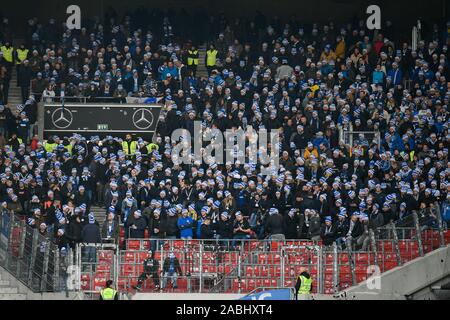 24 November 2019, Baden-Wuerttemberg, Stuttgart: 2. Fussball Bundesliga, VfB Stuttgart - Karlsruher SC 14. Spieltag, Mercedes-Benz Arena. Die Fans des Karlsruher SC sind im Fan block. Über 300 Fans aus dem Stadion von der Polizei, das ist der Grund, warum die fan Block nicht ganz voll ist verboten worden. Foto: Tom Weller/dpa - WICHTIGER HINWEIS: In Übereinstimmung mit den Anforderungen der DFL Deutsche Fußball Liga oder der DFB Deutscher Fußball-Bund ist es untersagt, zu verwenden oder verwendet Fotos im Stadion und/oder das Spiel in Form von Bildern und/oder Videos - wie Foto Sequenzen getroffen haben. Stockfoto