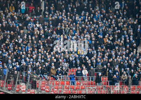 24 November 2019, Baden-Wuerttemberg, Stuttgart: 2. Fussball Bundesliga, VfB Stuttgart - Karlsruher SC 14. Spieltag, Mercedes-Benz Arena. Die Fans des Karlsruher SC sind im Fan block. Über 300 Fans aus dem Stadion von der Polizei, das ist der Grund, warum die fan Block nicht ganz voll ist verboten worden. Foto: Tom Weller/dpa - WICHTIGER HINWEIS: In Übereinstimmung mit den Anforderungen der DFL Deutsche Fußball Liga oder der DFB Deutscher Fußball-Bund ist es untersagt, zu verwenden oder verwendet Fotos im Stadion und/oder das Spiel in Form von Bildern und/oder Videos - wie Foto Sequenzen getroffen haben. Stockfoto