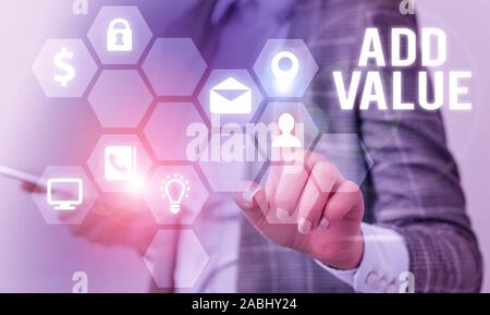 Schreiben Hinweis angezeigt Wert hinzufügen. Business Konzept für eine Verbesserung oder Ergänzung zu etwas, das es auch mehr Wert Stockfoto