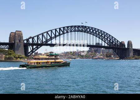 Sydney Harbour Bridge; mit der Fähre verläuft vor der Brücke an einem sonnigen Tag im Frühling, den Hafen von Sydney, Sydney, Australien Stockfoto