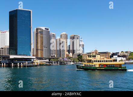 Eine fähre von sydney nähert sich an einem sonnigen Sommertag dem Dock am Circular Quay, Sydney Harbour, Sydney Australien Stockfoto