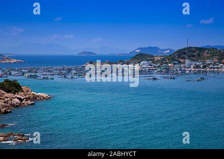 Felsige Küstenlandschaft mit schwimmenden Häusern in der Nähe von Vinh Hy, South China Sea, Ninh Thuan, Vietnam Stockfoto