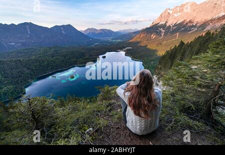 Frau schaut über Eibsee und Zugspitze massiv mit Zugspitze, Luftaufnahme, Panorama, Wettersteingebirge, in der Nähe von Grainau, Oberbayern, Bayern Stockfoto