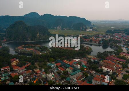 Luftaufnahme von Tam Coc in der Nähe von Ninh Binh bei Sonnenuntergang im Norden von Vietnam, Asien. Stockfoto