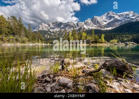 Eibsee und Zugspitze massiv mit Zugspitze, Wettersteingebirge, in der Nähe von Grainau, Oberbayern, Bayern, Deutschland Stockfoto