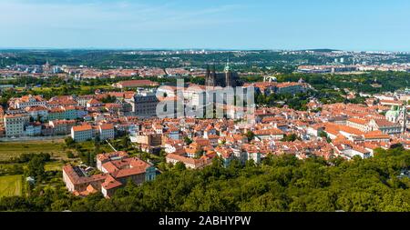 Blick von Petrin Park St. Vitus Kathedrale und die Prager Burg, Mala Strana, Prag, Böhmen, Tschechien Stockfoto