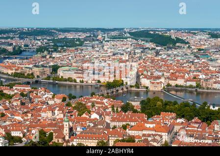 Blick von Petrin Park zu Karlsbrücke, die Prager Altstadt mit Moldau, Prag, Böhmen, Tschechien