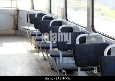 Sitze in der alten Straßenbahn. Leere lounge einer alten Stadt transportieren. Öffentliche Verkehrsmittel mit weichen Sitze. Stockfoto