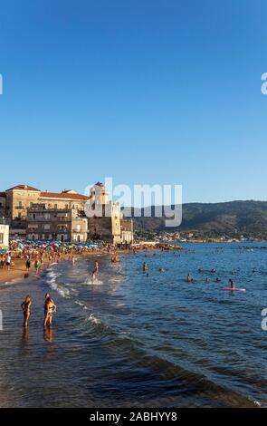 Beach, Santa Maria di Castellabate, Cilento Nationalpark Parco Nazionale Cilento und Vallo Diano e Alburni, Salerno, Kampanien, Süditalien, Italien Stockfoto