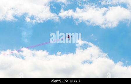 Militärische Flugzeuge im Flug, Fouga Magister CM 170, Kunstflug, air show, Paris, Frankreich Stockfoto