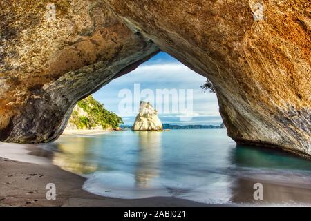 Cathedral Cove auf der Coromandel Halbinsel bei Sonnenaufgang, Neuseeland Stockfoto