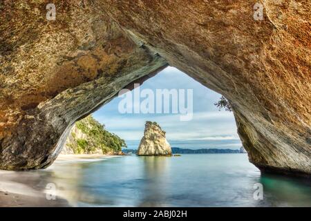 Cathedral Cove auf der Coromandel Halbinsel bei Sonnenaufgang, Neuseeland Stockfoto