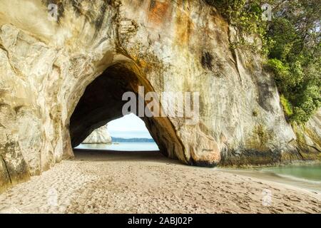 Cathedral Cove auf der Coromandel Halbinsel bei Sonnenaufgang, Neuseeland Stockfoto