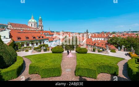 Hochzeit paar in Vrtba Garten im Barockstil, St. Nicholas Kirche, Mala Strana, Prag, Tschechische Republik Stockfoto