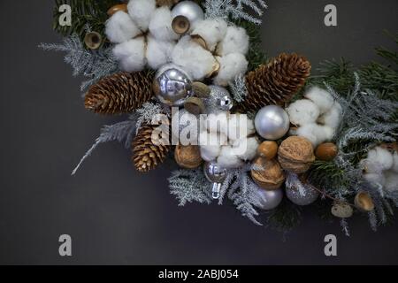 Detail Nahaufnahme Weihnachten Kranz der Reben mit Tannenzweigen geschmückt, Weihnachtskugeln und natürliche Materialien, Neue Jahr Konzept Stockfoto