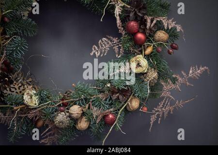 Weihnachten Kranz der Reben mit Tannenzweigen geschmückt, Weihnachtskugeln und natürliche Materialien, Neue Jahr Konzept Stockfoto