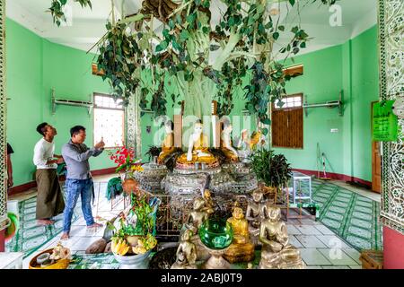 Die Mwe Paya Schlange Pagode, Dalah, in der Nähe von Yangon, Myanmar. Stockfoto