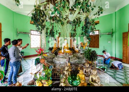 Die Mwe Paya Schlange Pagode, Dalah, in der Nähe von Yangon, Myanmar. Stockfoto