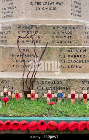 Tag der Erinnerung feiern, Kriegerdenkmal, Mohn, Silhouette einer Ersten Weltkrieg Soldat - Fakenham, Norfolk, England, Großbritannien Stockfoto