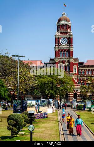 Der High Court und das Maha Bandula Park, Yangon, Myanmar. Stockfoto