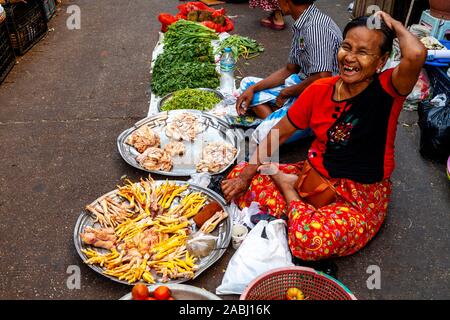 Eine Frau verkauft Geflügelprodukte in der 26. Street Market, Yangon, Myanmar. Stockfoto