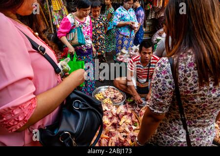 Ein Mann verkauft Huhn Produkte In der 26. Street Market, Yangon, Myanmar. Stockfoto