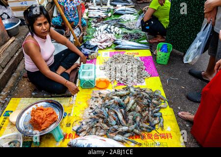 Die Menschen vor Ort Verkauf von frischem Fisch und Meeresfrüchte an der 26. Street Market, Yangon, Myanmar. Stockfoto