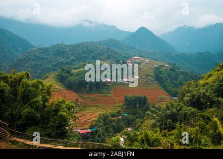 Häuser und Wohnungen auf Reisterrassen außerhalb der schönen Dorf Sapa in Nordvietnam, von Bergen umgeben Stockfoto