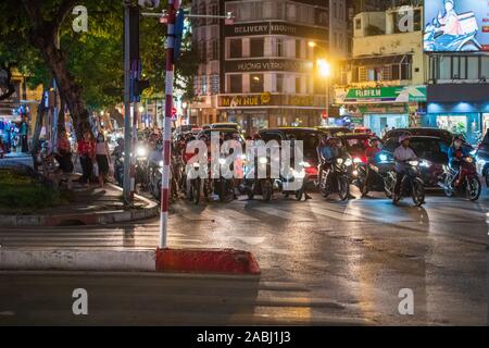 Hanoi, Vietnam - 18. Oktober 2019: Straßen mit viel Verkehr gefüllt. am Abend in der Hauptstadt Hanoi - hauptsächlich Motorroller, Fahrräder und mopeds Stockfoto