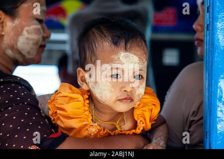 Die Menschen vor Ort auf der Circle Line, Yangon Yangon, Myanmar reisen. Stockfoto