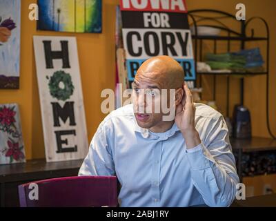 Des Moines, Iowa, USA. 27 Nov, 2019. US-Senator Cory Booker (D-NJ) hört zu einem anderen Teilnehmer während der "Aufbau einer geliebten Gemeinschaft' Roundtable bewirtete er in Des Moines Mittwoch Morgen. Senator Booker läuft der demokratische Kandidat für die US-Präsidentschaft im Jahr 2020. Iowa ist Gastgeber der ersten Auswahl bei den Präsidentschaftswahlen Saison. Die Iowa Caucuses sind Februar 3, 2020. Credit: Jack Kurtz/ZUMA Draht/Alamy leben Nachrichten Stockfoto