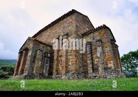 Außenansicht des 9. Jahrhunderts Asturischen pre-romanischen Kirche Santa Cristina de Lena in einem bewölkten Tag (Lena, Fürstentum Asturien, Spanien) Stockfoto