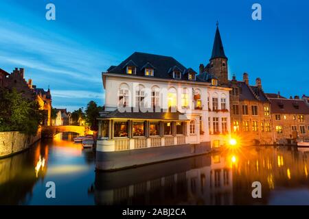 Belgien, Brügge, alte europäische Stadt, Außenansicht bei Nacht Stockfoto