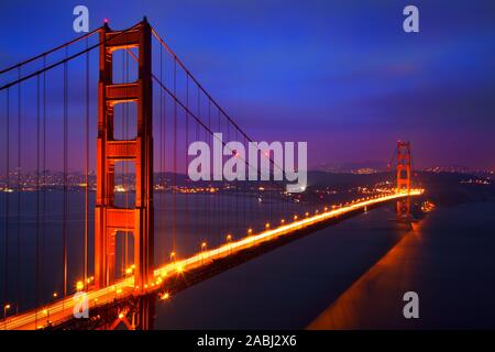 Beleuchtete Golden Gate Bridge in der Dämmerung, San Francisco Stockfoto