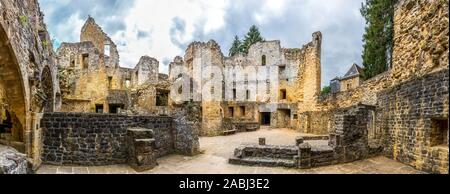 Alte Burgruinen, alten Steingebäude, das Panorama Stockfoto