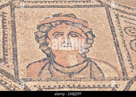 Antike römische Mosaik mit einem weiblichen Gesicht in das Haus der Arbeiten des Herkules in Volubilis Archäologische Stätte (Walili, Meknes, Fès-Meknès, Marokko) Stockfoto