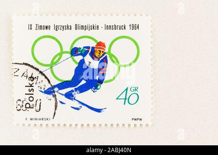SEATTLE, Washington - November 21, 2019: Stempel aus Polen die IX. Olympischen Winterspiele Förderung auf 1964. Scott 1200. Stockfoto