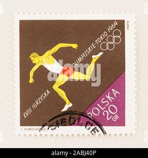 SEATTLE, Washington - Oktober 9, 2019: Polnische Olympics Stempel mit laufendem Athlet und kopieren Sie Raum zum Gedenken an 1964 in Tokio Spiele. Stockfoto