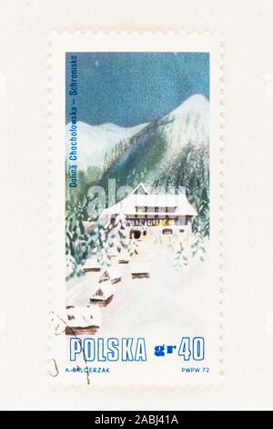 SEATTLE, Washington - November 21, 2019: Szene Winter auf Briefmarke von Polen, mit Chalet Zuflucht in der chocholowska Tal. Scott #1930 Stockfoto