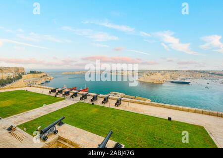 Ehrenkompanie batterie Kanonen bewacht den Hafen und Stadt Valletta auf der Mittelmeerinsel Malta Stockfoto