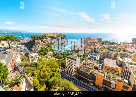Blick auf das Mittelmeer und die Marina, Port, Städte von Monte Carlo und Fontvieille und Rock von Monte Carlo, Monaco, von der exotischen Gärten Stockfoto