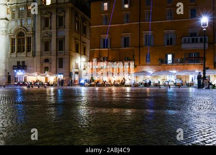 Bis spät in die Nacht auf der Piazza Navona als Träger des Purple Rakete flares Lite und Cafés leer und Touristen gehen zurück in ihre Hotels. Stockfoto