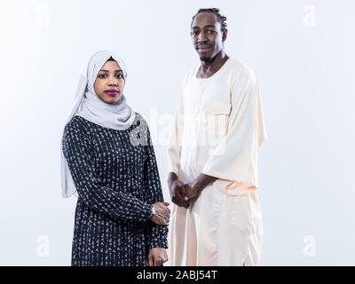Porträt der jungen afrikanischen Moderne muslimische Paare, die traditionelle Kleidung auf weißem Hintergrund Stockfoto