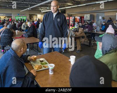 Des Moines, Iowa, USA. 27 Nov, 2019. US-Senator Cory Booker (D-NJ) spricht mit Kunden im Central Iowa Unterkünfte und Dienstleistungen in Des Moines. Sen Booker geholfen, die Platte und das Mittagessen im Tierheim dienen. Der Schutz hat über 180 Betten und ist voll fast jede Nacht. Senator Booker läuft der demokratische Kandidat für die US-Präsidentschaft im Jahr 2020. Die Iowa Caucuses sind Februar 3, 2020. Credit: ZUMA Press, Inc./Alamy leben Nachrichten Stockfoto