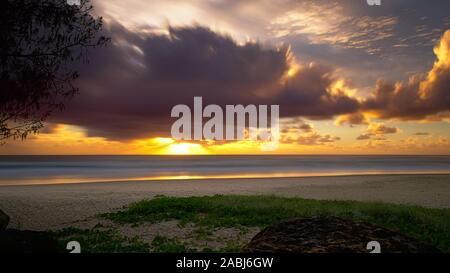 Sonnenaufgang am Strand lange Belichtung Stockfoto